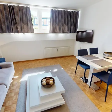 Unique Serviced Living @ airport Line Colmarer *