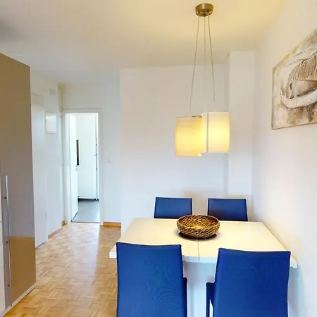 Apartment Unique Serviced Living @ airport Line Colmarer *